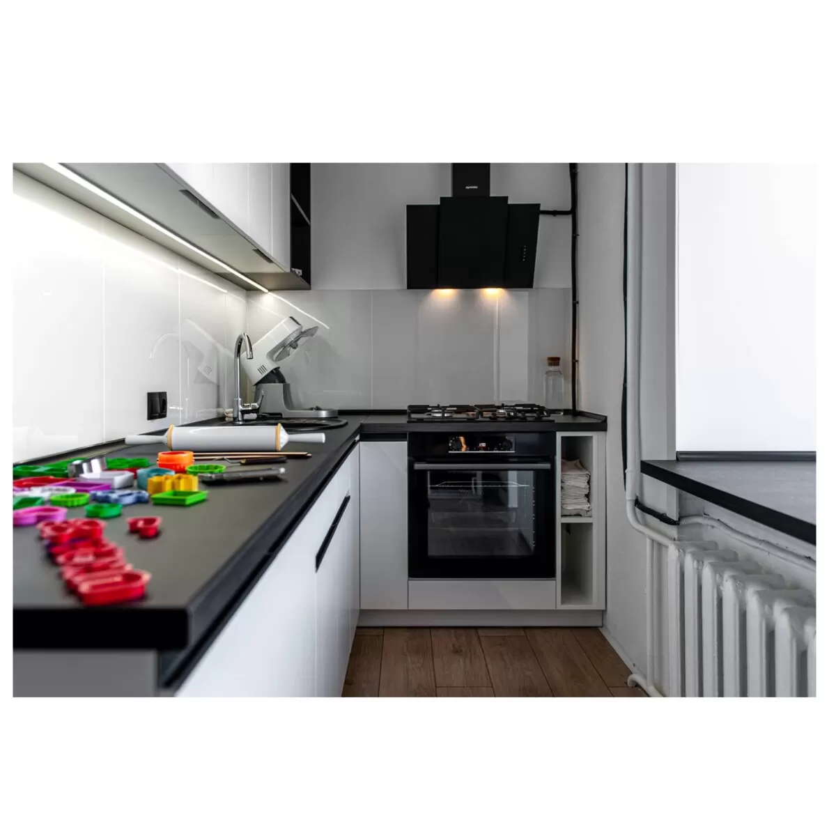 Cocina Integral en L Blanca con Mesón de Granito Negro