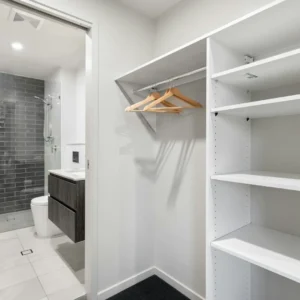 Closet Minimalista con Estanterías Ajustables